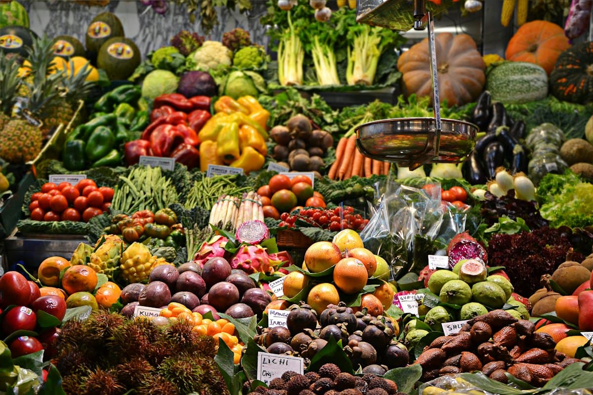 Étal de fruits et légumes au marché